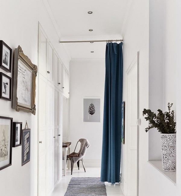 rèm cửa màu xanh cổ vịt để phân chia không gian nhà