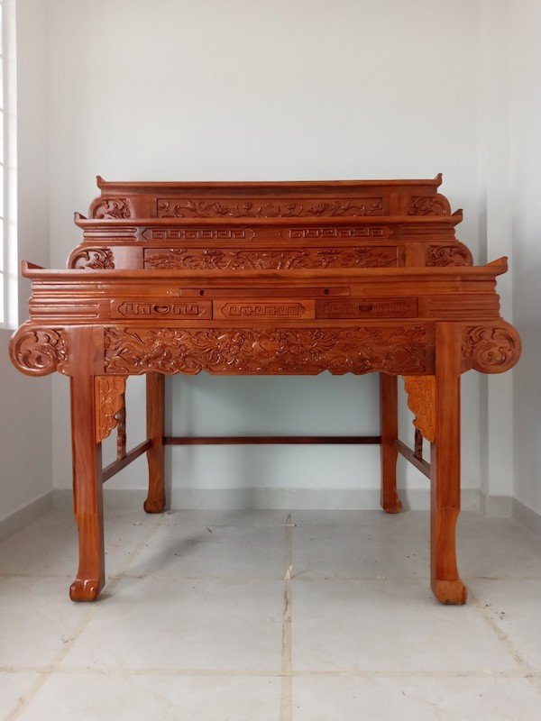 Sự kết hợp hài hòa giữa hoa văn trang trí và chất liệu gỗ tạo nên một bộ bàn thờ trang trọng và uy nghiêm