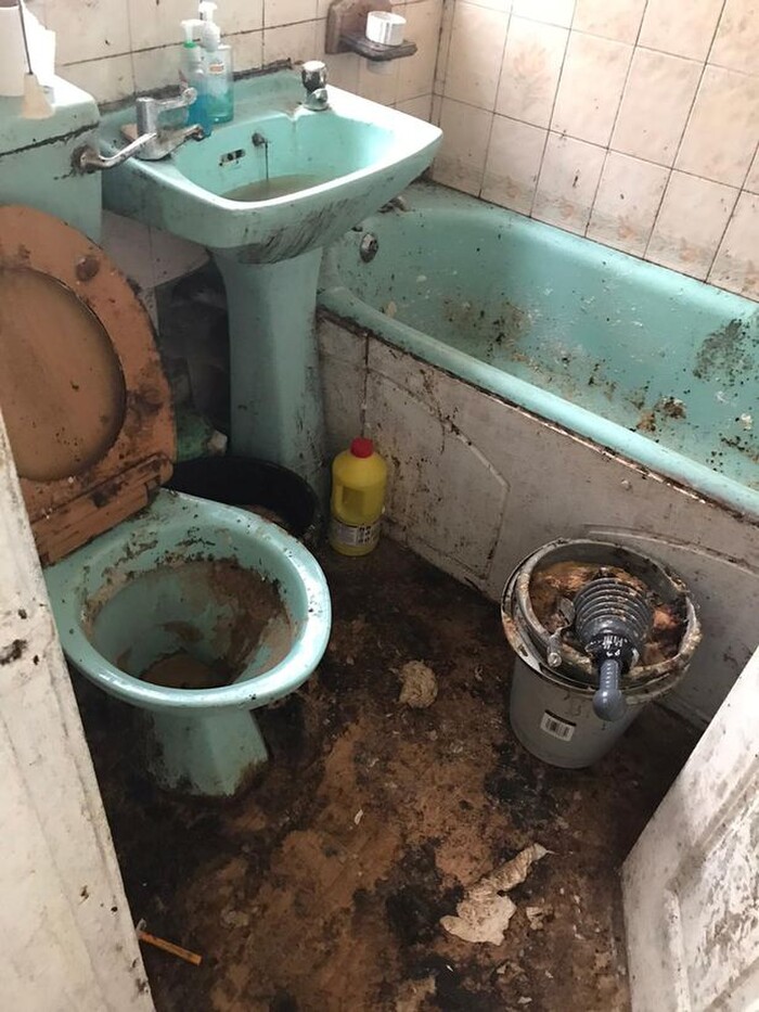 Ngôi nhà bẩn đến mức 6 nhân viên vệ sinh phải mất 50 giờ để dọn dẹp