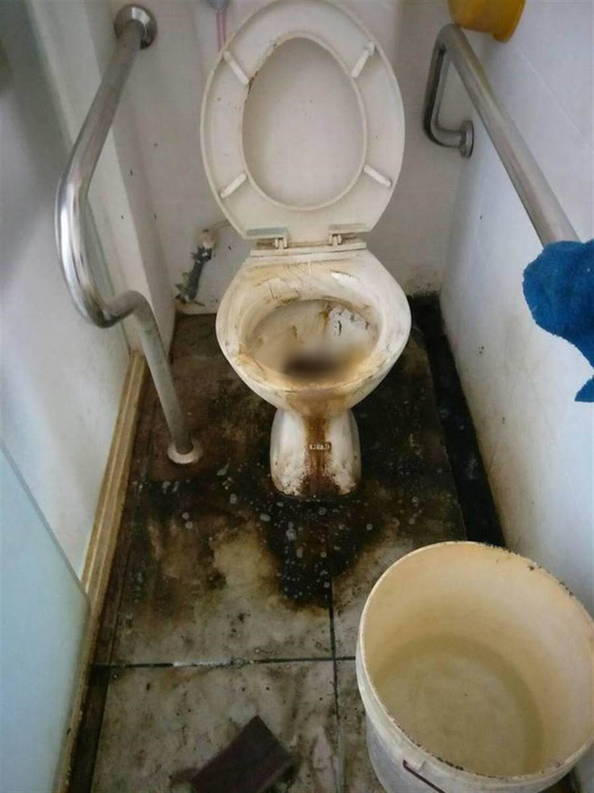 Tuyển tập ác mộng toilet trường học: Bẩn thỉu kinh hoàng, hỏng hóc đủ đường và có thiết kế kỳ lạ khó hiểu